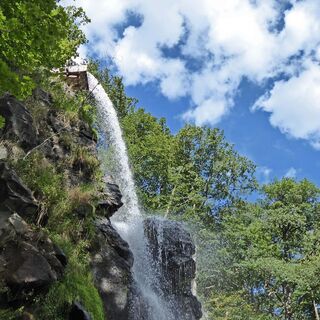 Wasserfall auf die Felsen