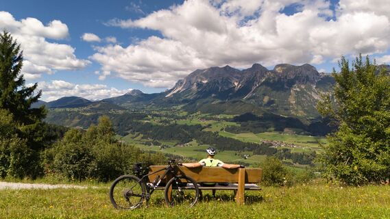 Pause mit Ennstalblick_Fünf Berge Runde 