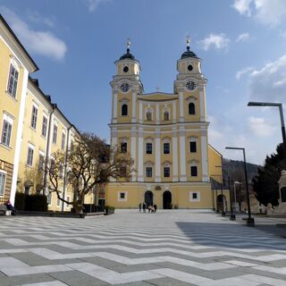 DIe ehemalige Stiftskirche ist der zentrale Punkt in Mondsee.