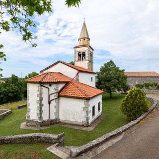 Der morgendliche Weg beginnt vor der Kirche in Lipa.