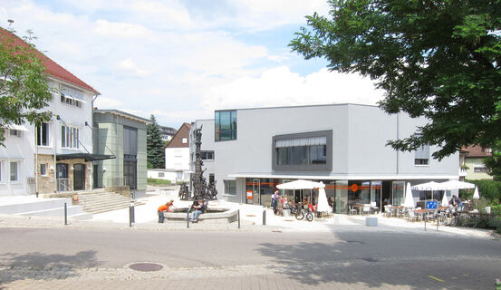 Wäschenbeuren Rathausplatz mit Brunnen