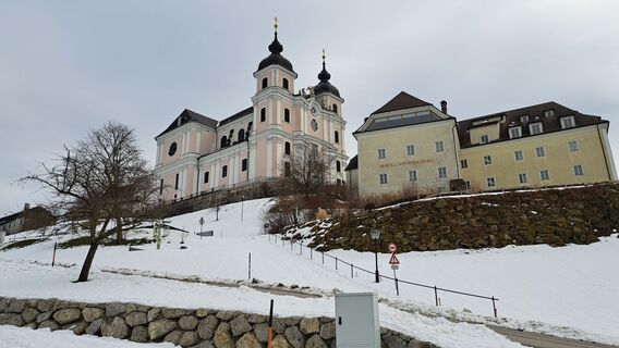 Aufstieg zum Haus am Sonntagberg (links)