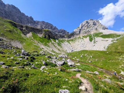 Fotografija s spletne strani Sabrina Hackel na poti