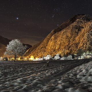 Verschneites Lenzumo unter den Sternen