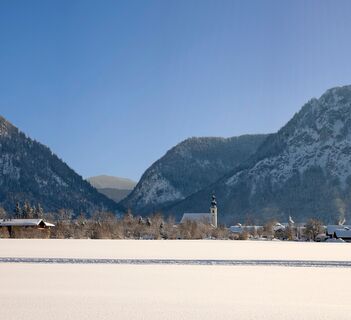Inzell/Chiemgau: die Inzeller Winterlandschaft mit Blick auf die Reiter Alpe und Zentrum