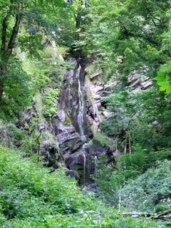 Der Wasserfall "Plästerlegge" im Sommer