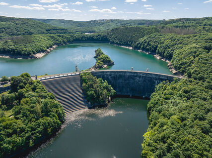 Blick auf die Urfttalsperre mit Urftstaumauer 