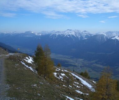 Ein tiefer Blick ins Gailtal und auf die Karnischen Alpen