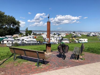 Unsere erste Station in Dangast mit Blick auf den Jadebusen bis zum Arngaster Leuchtturm