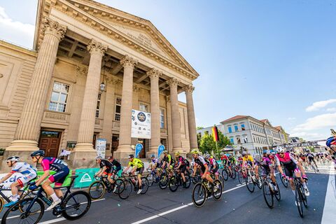 Fahrerfeld des "Velo Grand Prix Meiningen" vor dem Staatstheater Meiningen