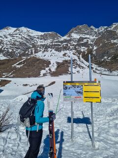 Schild am Start der Skitourenroute in Bessans