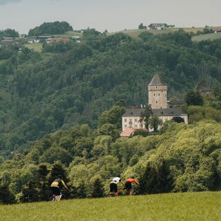 Mountainbiker beim Schloss Neuhaus