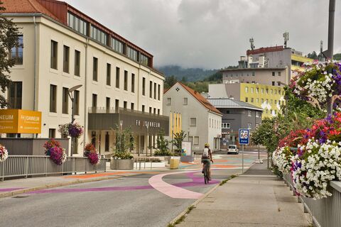 Der Radweg führt durch Kapfenberg