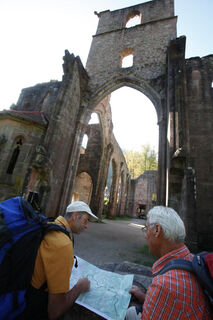 Wanderer an Klosterruine Allerheiligen