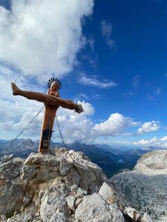 Ein einmaliges Gipfelkreuz auf der Schönfeldspitze, Königssee im Hintergrund