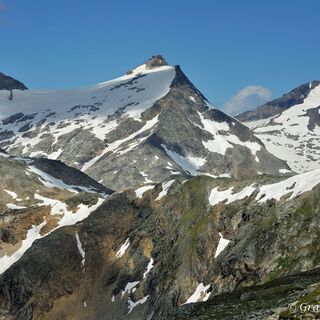 Der Blick auf den Hohen Sonnblick (3.106 m) ist einmalig. Die hochalpine Natur ist geprägt vom ewigen Eis.