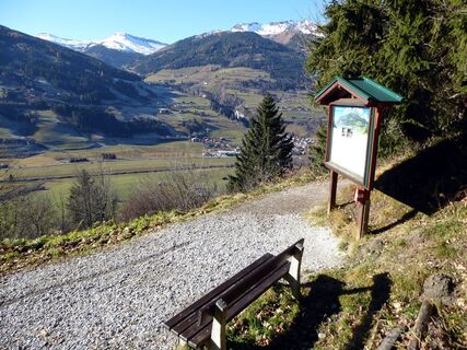 Ein sonniger Rastplatz mit Blick auf die denkmalgeschützte Angertalbrücke auf der Talseite gegenüber.