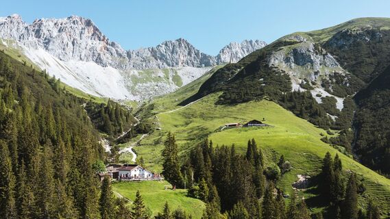 Wettersteinhuette (l) und Wangalm (r) im Wettersteingebirge.jpg