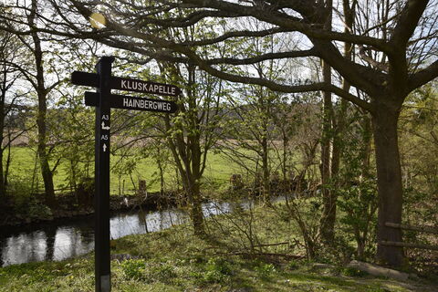 Wanderwegweiser an der Kluskapelle | Büren-Ahden