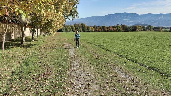 Wir wandern beim Kloster vorbei