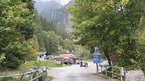 Links abbiegen beim Parkplatz Sessellift