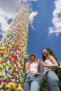 Der bunteste Kirchturm der Region