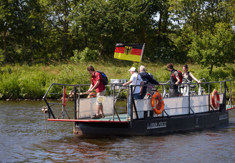 Radfahren im Emsland – Gruppe überquert mit Leher Pünte die Ems ©Emsland Tourismus GmbH (15).jpg