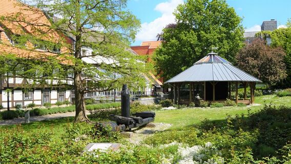 Rosengarten mit Gradierpavillon und Eichenrohren