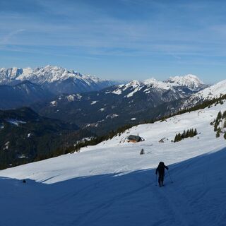 Belska planina; unten in der Sonne sehen wir die Hirtenhütte.