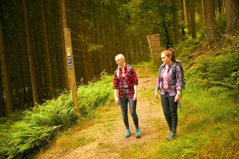 Zwei Wanderinnen oberhalb des Renautals