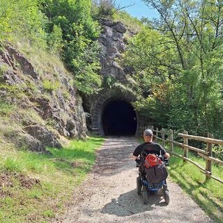 Am Eingang des Tunnels der alten Eisenbahn
