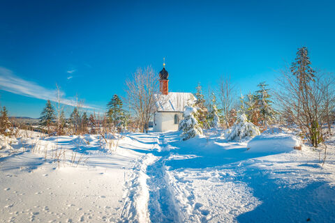 Verschneite Ödlandkapelle