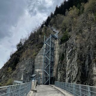 Treppenauf-/abstieg Staumauer Gibidum