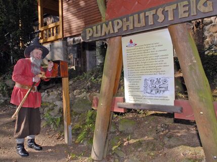 Pumphutdarsteller Heiko Harig an Stempelstelle/Sagentafel