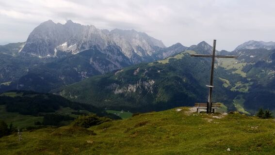 Schnappenstein Kreuz mit Bank Region St. Johann in Tirol Kirchdorf in Tirol
