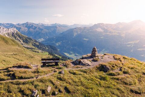 Prättigauer Höhenweg auf dem Jägglischhorn mit Sicht Richtung Klosters