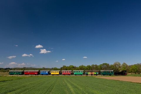 Blick auf den fahrenden Flascherlzug