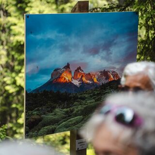 Großformatige Bergfotografie als Teil des Kunstwanderwegs am Asitz in Leogang.