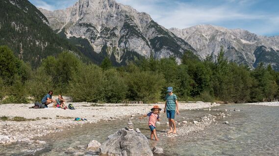 Familie an der Leutascher Ache