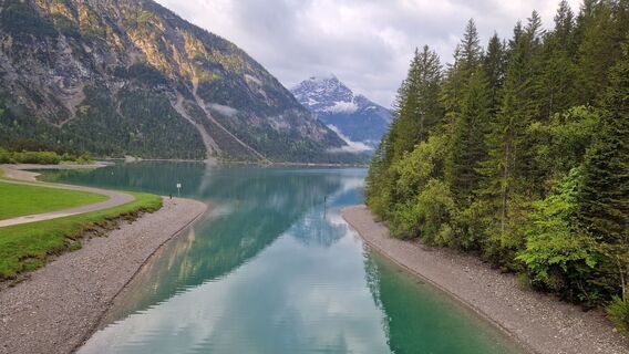 Blick von der Brücke über den Kanal zum Heiterwanger See