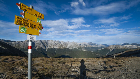 Der Murtersattel bietet einen wunderbaren Ausblick über das Ofenpassgebiet. Rechts der Munt la Schera.
