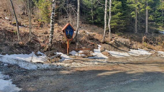 4.8 km Gedenkkreuz mit Bankerln