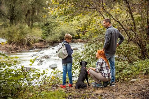 Familienwanderung am Wasser