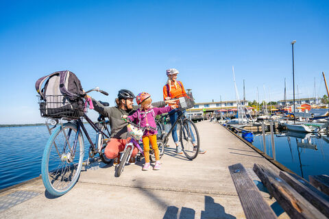 Fahrradausflug mit der Familie am Hafen Zöbigker