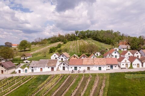 und vorbei an den Kellern am Galgenberg