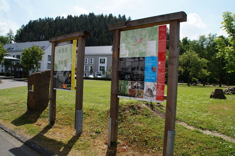 Infotafel und Etappenstein am Startpunkt in Morsbach