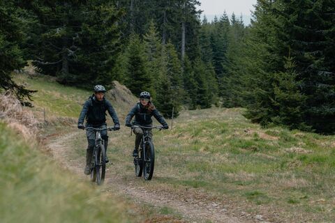 Radfahrer auf den Steirischen Wexl Trails in der Oststeiermark