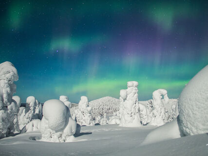 Nordlichter in den Winterlandschaften von Valtavaara, Ruka