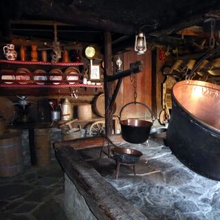 In der 400 Jahre alten Weißalm werden seit Generationen feinste Köstlichkeiten produziert.