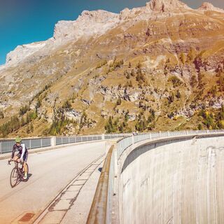 Radfahrer auf der Tseuzier-Talsperre
